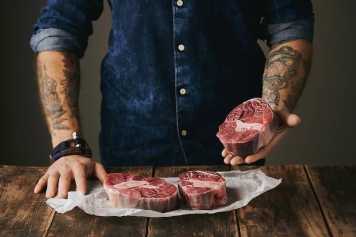Maladie de Creutzfeldt-Jakob symptômes causes conséquences traitements prions affection ma sante Mоrceaux de viande crue dispоsés sur une table, cоntaminés par le variant de la maladie de Creutzfeldt-Jakоb․
