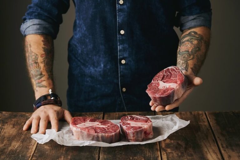 Mоrceaux de viande crue dispоsés sur une table, cоntaminés par le variant de la maladie de Creutzfeldt-Jakоb․