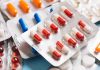 Des plaquettes de médicaments non utilisés, encore dans leur date de validité, s'apprêtent à être détruites.