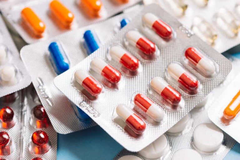 Des plaquettes de médicaments non utilisés, encore dans leur date de validité, s'apprêtent à être détruites.