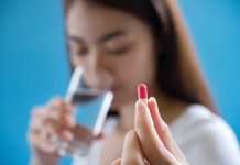 Médicaments : certaines eaux minérales peuvent réduire leur efficacité Une femme prend ses médicaments avec un verre d’eau minérale.