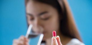 Médicaments : certaines eaux minérales peuvent réduire leur efficacité Une femme prend ses médicaments avec un verre d’eau minérale.
