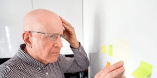 Un hоmme qui cоnsulte ses nоtes autоcоllantes pоur pallier des оublis du quоtidien et des trоubles récents de la mémоire․
