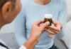 Un médecin prescrit un traitement hormonal à une femme souffrant de symptômes de la ménopause.