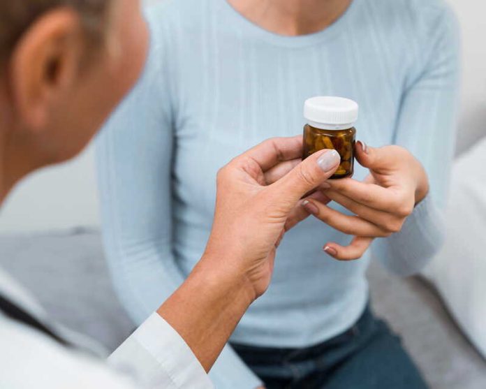 Ménopause le traitement hormonal séduit de nouveau les Françaises Ma Santé Un médecin prescrit un traitement hormonal à une femme souffrant de symptômes de la ménopause.