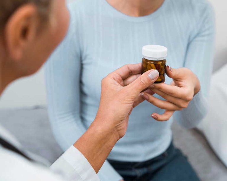 Un médecin prescrit un traitement hormonal à une femme souffrant de symptômes de la ménopause.