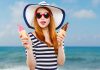 Glaces, barbecues, déjeuners en terrasse… comment profiter sans prendre un gramme Une jeune femme hésite entre deux parfums de glace et craint pour sa minceur.