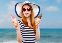 Glaces, barbecues, déjeuners en terrasse… comment profiter sans prendre un gramme Une jeune femme hésite entre deux parfums de glace et craint pour sa minceur.