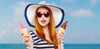 Une jeune femme hésite entre deux parfums de glace et craint pour sa minceur.