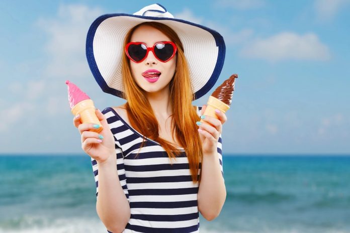 Nutrition glaces ete regime apero adapter alimentation ma sante Une jeune femme hésite entre deux parfums de glace et craint pour sa minceur.