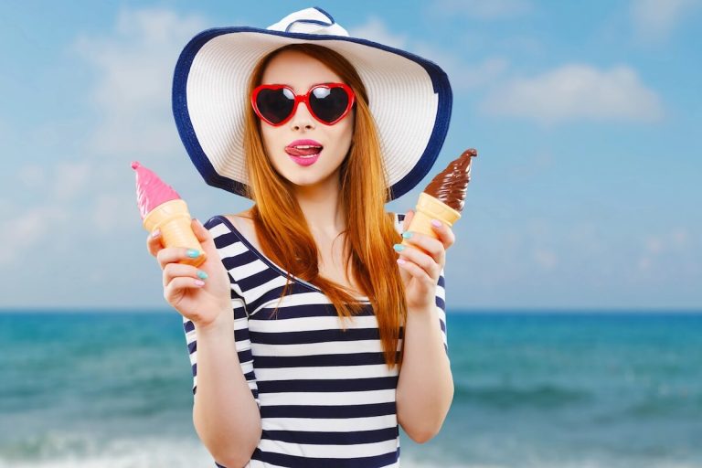 Une jeune femme hésite entre deux parfums de glace et craint pour sa minceur.