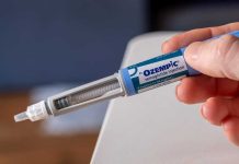 Ozempic, Mounjaro… ces médicaments amaigrissants pourraient-ils aussi réduire le risque de cancer ? Une femme tenant un stylo injecteur d’Ozempic dans ses mains.