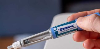 Ozempic, Mounjaro… ces médicaments amaigrissants pourraient-ils aussi réduire le risque de cancer ? Une femme tenant un stylo injecteur d’Ozempic dans ses mains.