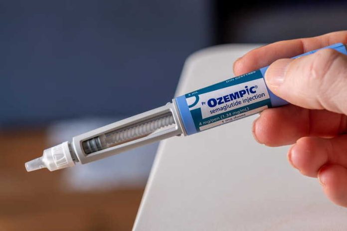 Ozempic Mounjaro ces médicaments amaigrissants pourraient ils aussi réduire le risque de cancer Ma Santé Une femme tenant un stylo injecteur d’Ozempic dans ses mains.