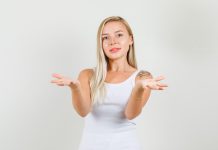 Parapharmacie en ligne : comment faire le bon choix ? Une jeune femme qui a du mal à se repérer dans l'univers de la parapharmacie en ligne.