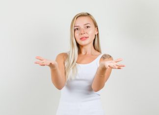 Une jeune femme qui a du mal à se repérer dans l'univers de la parapharmacie en ligne.