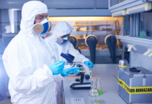 Perturbateurs endocriniens : ces substances invisibles qui ravagent notre santé Des chercheurs analysent en laboratoire les perturbateurs endocriniens, substances pouvant interagir avec le système hormonal.
