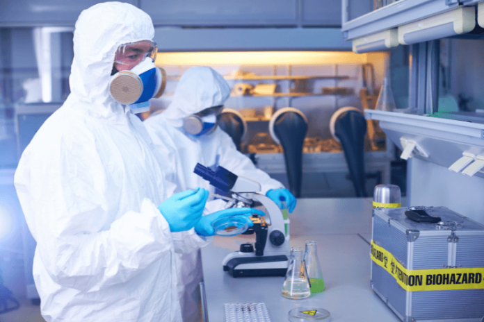 Perturbateurs endocriniens symptômes traitements localisation causes conséquences substances chimique hormones alimentaire cosmetique ma sante Des chercheurs analysent en laboratoire les perturbateurs endocriniens, substances pouvant interagir avec le système hormonal.