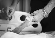 Pollution aux métaux lourds : quels sont les effets du cadmium sur le corps ? Un homme inquiet au chevet de sa femme hospitalisée après une grave intoxication au cadmium.