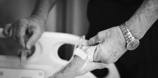 Pollution aux métaux lourds : quels sont les effets du cadmium sur le corps ? Un homme inquiet au chevet de sa femme hospitalisée après une grave intoxication au cadmium.