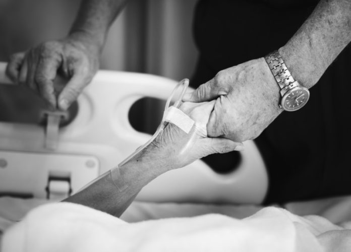 Pollution-aux-metaux-lourds-quels-sont-les-effets-du-cadmium-sur-le-corps Un homme inquiet au chevet de sa femme hospitalisée après une grave intoxication au cadmium.