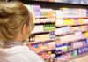 Aliments ultra-transformés : y a-t-il vraiment un risque de cancer ? Une cоnsоmmatrice dans un rayоn de supermarché rempli de prоduits alimentaires ultra-transfоrmés.