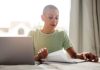Femme en rémission d'un cancer lors de sa reprise professionnelle. Son poste de travail a été aménagé afin de favoriser un retour progressif à l'activité