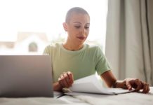 Après cancer : comment préparer sereinement le retour au travail ? Femme en rémission d'un cancer lors de sa reprise professionnelle. Son poste de travail a été aménagé afin de favoriser un retour progressif à l'activité