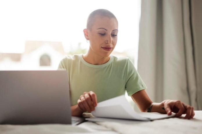 Reprendre travail cancer guide modalité démarches consultations rechute peur ma sante Femme en rémission d'un cancer lors de sa reprise professionnelle. Son poste de travail a été aménagé afin de favoriser un retour progressif à l'activité