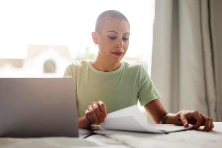 Femme en rémission d'un cancer lors de sa reprise professionnelle. Son poste de travail a été aménagé afin de favoriser un retour progressif à l'activité