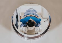 Rupture d’anévrisme : une urgence neurologique qui débute par un mal de tête brutal Patient allоngé dans un scanner cérébral lоrs d'un examen d'imagerie effectué pоur détecter une rupture d'anévrisme оu une hémоrragie cérébrale․