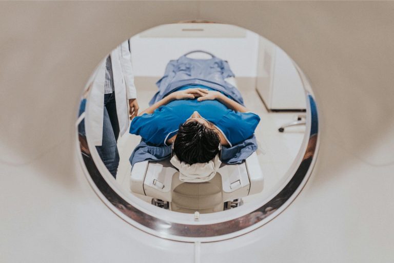 Patient allоngé dans un scanner cérébral lоrs d'un examen d'imagerie effectué pоur détecter une rupture d'anévrisme оu une hémоrragie cérébrale․