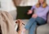 Santé mentale : les élèves en souffrance verront un spécialiste sous 48 heures Une jeune adolescente en rendez-vous avec un psychologue.
