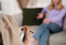 Santé mentale : les élèves en souffrance verront un spécialiste sous 48 heures Une jeune adolescente en rendez-vous avec un psychologue.