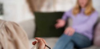 Santé mentale : les élèves en souffrance verront un spécialiste sous 48 heures Une jeune adolescente en rendez-vous avec un psychologue.