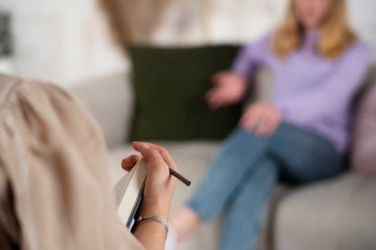 Une jeune adolescente en rendez-vous avec un psychologue.