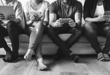 Smartphones : les écrans sont-ils en train de faire chuter la natalité ? Un groupe de jeunes adultes devant leurs écrans.
