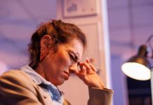 Stress chronique : votre alimentation pourrait protéger votre cerveau Une femme souffrant d'un stress chronique qui altère son fonctionnement cérébral.