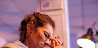 Une femme souffrant d'un stress chronique qui altère son fonctionnement cérébral.