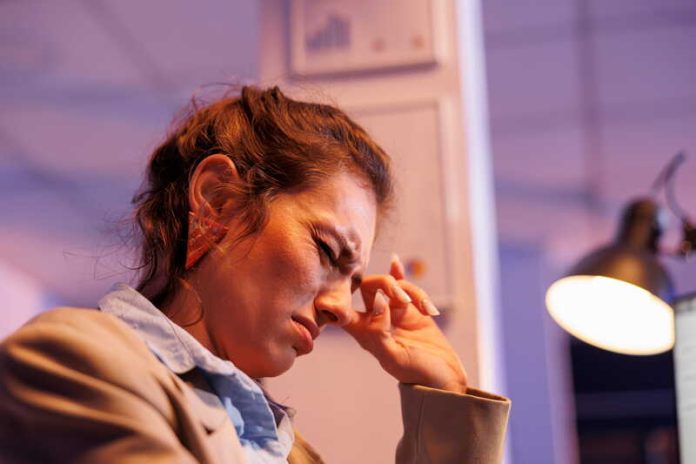 Stress chronique votre alimentation pourrait protéger votre cerveau Ma Santé Une femme souffrant d'un stress chronique qui altère son fonctionnement cérébral.