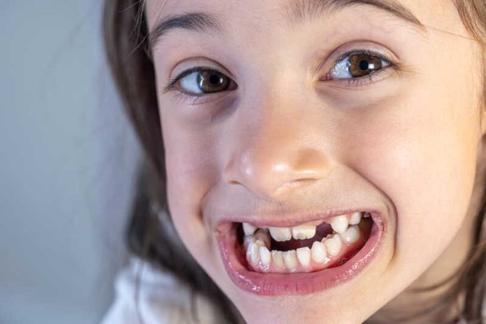Taches jaunes ou brunes sur les dents de votre enfant et si c’était une MIH Ma Santé Une petite fille présentant des taches jaunes et brunes sur les dents liées à une MIH.