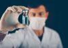 Un vaccin conçu par IA testé chez l’humain : une arme contre les futures pandémies ? Un chercheur tient dans ses mains un échantillon du nouveau vaccin conçu à l’aide de l’intelligence artificielle.