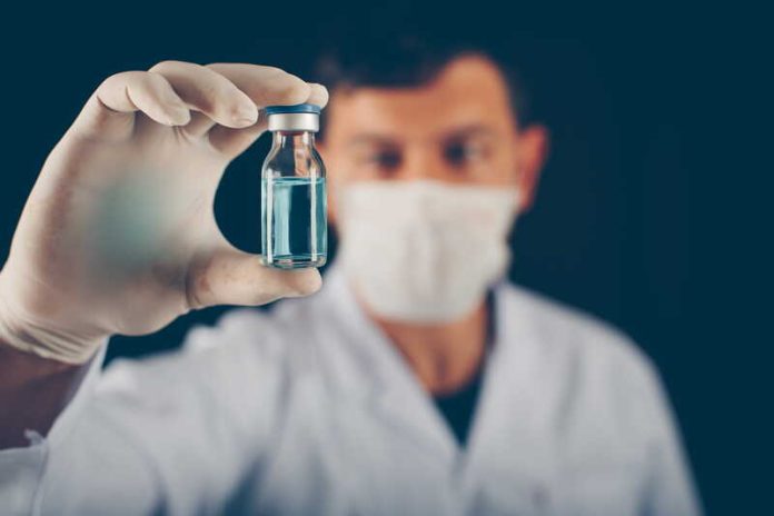 Un vaccin conçu par IA testé chez l’humain une nouvelle arme contre les futures pandémies ma Santé Un chercheur tient dans ses mains un échantillon du nouveau vaccin conçu à l’aide de l’intelligence artificielle.