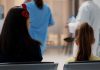 Urgences : le temps moyen d’attente ne cesse d’augmenter Une mère et sa fille patientent pendant plusieurs heures dans la salle d’attente des urgences avant d’être prises en charge par un médecin.