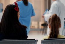 Urgences : le temps moyen d’attente ne cesse d’augmenter Une mère et sa fille patientent pendant plusieurs heures dans la salle d’attente des urgences avant d’être prises en charge par un médecin.