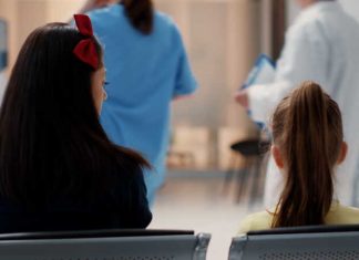 Une mère et sa fille patientent pendant plusieurs heures dans la salle d’attente des urgences avant d’être prises en charge par un médecin.