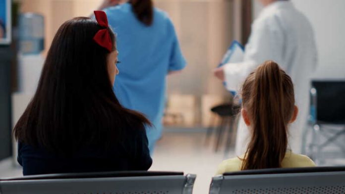 Urgences hôpital salle attente Français attendent vraiment plus longtemps Ma Santé Une mère et sa fille patientent pendant plusieurs heures dans la salle d’attente des urgences avant d’être prises en charge par un médecin.