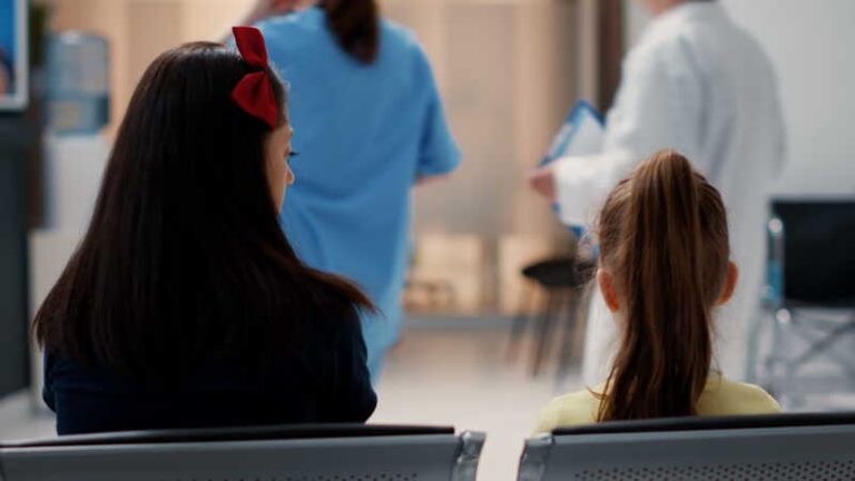 Une mère et sa fille patientent pendant plusieurs heures dans la salle d’attente des urgences avant d’être prises en charge par un médecin.