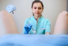 Violences gynécologiques et obstétricales : pourquoi tant de femmes n’osent toujours pas dire non ? Une gynécologue s’apprête à réaliser un examen gynécologique sur une patiente.