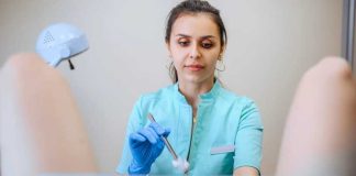 Violences gynécologiques et obstétricales : pourquoi tant de femmes n’osent toujours pas dire non ? Une gynécologue s’apprête à réaliser un examen gynécologique sur une patiente.